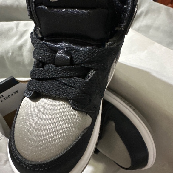 Jordan 1 Retro High OG size 4c - Picture 2 of 3